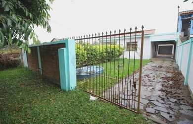 Imagem: A casa e possui 2 Dormitórios, Suítes, 1 Banheiro, 1 Vaga