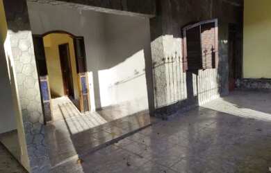 Imagem: A casa possui 3 Dormitórios, 1 Banheiro, 1 Vaga na garagem