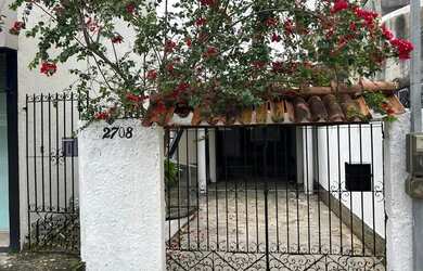 Imagem: A casa possui 3 Dormitórios, 3 Banheiros, 2 Vagas na garagem