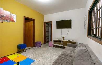 Imagem: A casa possui 3 Dormitórios, 2 Banheiros, 2 Vagas na garagem