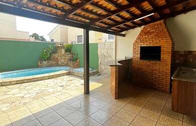 Imagem: A casa em condomínio possui 3 Dormitórios, 1 Banheiro, 2 Vagas