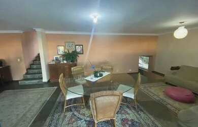 Imagem: A casa possui 4 Dormitórios, 3 Banheiros, 2 Vagas na garagem