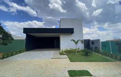 Imagem: A casa possui 3 Dormitórios, 3 Banheiros, 205m² de Área e