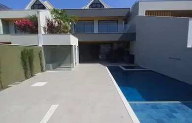 Imagem: A casa em condomínio à venda possui 5 Dormitórios, 5 Banheiros