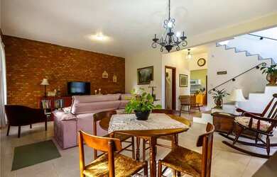 Imagem: A casa possui 3 Dormitórios, 3 Banheiros, 5 Vagas na garagem