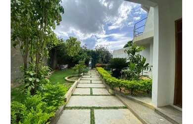 Imagem: A casa possui 4 Dormitórios, 5 Banheiros, 5 Vagas na garagem