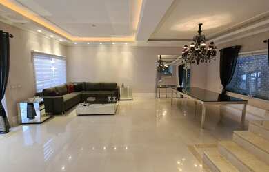 Imagem: A casa em condomínio possui 5 Dormitórios, 5 Banheiros, 400m²