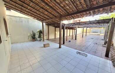 Imagem: A casa possui 3 Dormitórios, 2 Banheiros, 1 Vaga na garagem