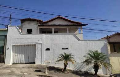 Imagem: A casa possui 4 Dormitórios, 2 Banheiros, 5 Vagas na garagem