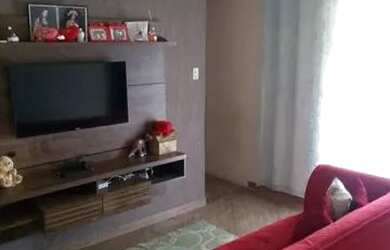 Imagem: A casa possui 3 Dormitórios, 1 Banheiro, 1 Vaga na garagem