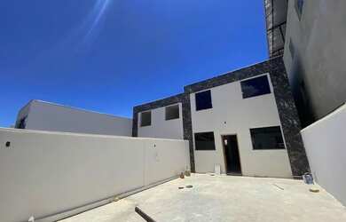 Imagem: A casa possui 4 Dormitórios, 3 Banheiros, 4 Vagas na garagem