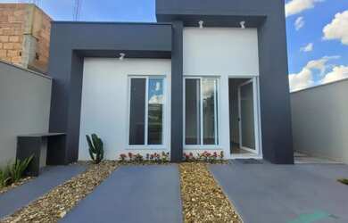 Imagem: A casa possui 3 Dormitórios, 1 Banheiro, 2 Vagas na garagem