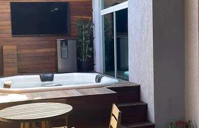 Imagem: A casa possui 3 Dormitórios, 2 Banheiros, 2 Vagas na garagem