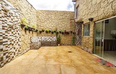 Imagem: A casa possui 2 Dormitórios, 2 Banheiros, 4 Vagas na garagem