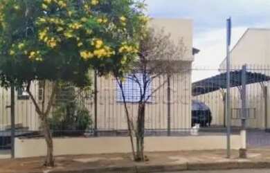 Imagem: A casa possui 2 Dormitórios, 2 Banheiros, 3 Vagas na garagem