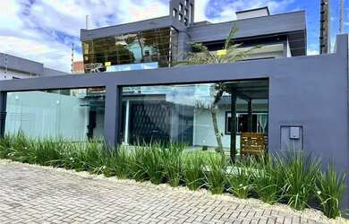 Imagem: A casa possui 3 Dormitórios, 3 Banheiros, 5 Vagas na garagem