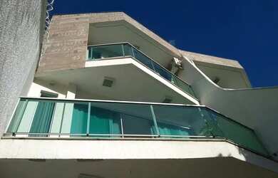 Imagem: A casa possui 3 Dormitórios, 2 Banheiros, 3 Vagas na garagem