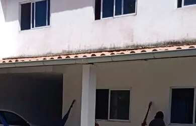 Imagem: A casa possui 3 Dormitórios, 2 Banheiros, 2 Vagas na garagem