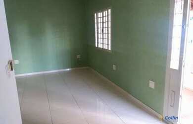 Imagem: A casa possui 3 Dormitórios, 1 Banheiro, 2 Vagas na garagem