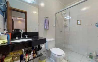 Imagem: A casa possui 3 Dormitórios, 2 Banheiros, 2 Vagas na garagem