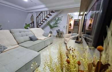 Imagem: A casa possui 4 Dormitórios, 3 Banheiros, 2 Vagas na garagem