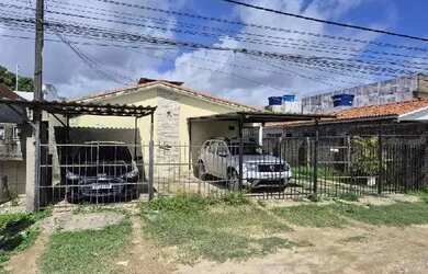 Imagem: A casa possui 2 Dormitórios, 1 Banheiro, 1 Vaga na garagem