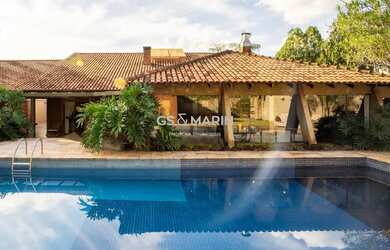 Imagem: A casa possui 3 Dormitórios, 5 Banheiros, 4 Vagas na garagem