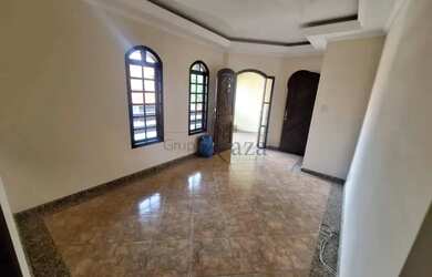 Imagem: A casa possui 3 Dormitórios, 3 Banheiros, 2 Vagas na garagem