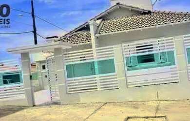 Imagem: A casa possui 3 Dormitórios, 2 Banheiros, 1 Vaga na garagem