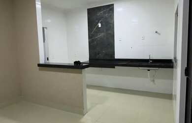 Imagem: A casa possui 2 Dormitórios, 2 Banheiros, 2 Vagas na garagem