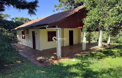 Imagem: A casa possui 3 Dormitórios, 2 Banheiros, 3 Vagas na garagem