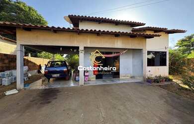 Imagem: A casa possui 3 Dormitórios, 1 Banheiro, 3 Vagas na garagem