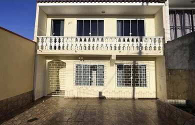 Imagem: A casa possui 3 Dormitórios, 2 Banheiros, 2 Vagas na garagem