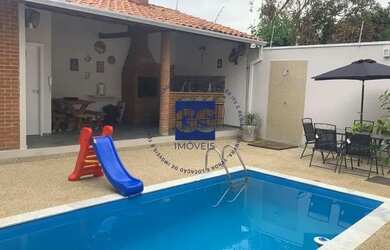 Imagem: A casa possui 3 Dormitórios, 2 Banheiros, 2 Vagas na garagem