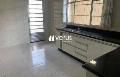 Imagem: A casa possui 3 Dormitórios, 2 Banheiros, 3 Vagas na garagem