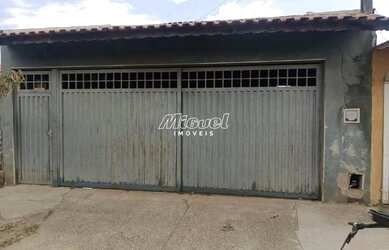 Imagem: A casa possui 2 Dormitórios, 1 Banheiro, 2 Vagas na garagem