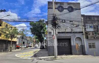 Imagem: O depósito possui 4 Vagas na garagem e 366m² de Área e está