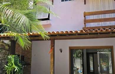 Imagem: A casa possui 4 Dormitórios, 3 Banheiros e 250m² de Área