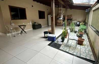 Imagem: A casa possui 3 Dormitórios, 2 Banheiros, 3 Vagas na garagem