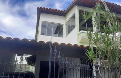 Imagem: A casa possui 3 Dormitórios, 3 Banheiros, 1 Vaga na garagem