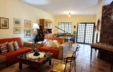 Imagem: A casa possui 3 Dormitórios, 5 Banheiros, 3 Vagas na garagem