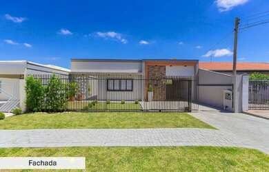 Imagem: A casa possui 3 Dormitórios, 4 Banheiros, 2 Vagas na garagem