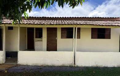 Imagem: A casa possui 1 Dormitório, 1 Banheiro, 1 Vaga na garagem