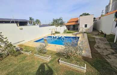 Imagem: A casa possui 3 Dormitórios, 4 Banheiros, 2 Vagas na garagem