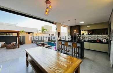 Imagem: A casa em condomínio possui 4 Dormitórios, 5 Banheiros, 4