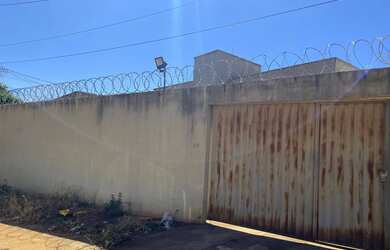 Imagem: A casa possui 2 Dormitórios, 1 Banheiro, 3 Vagas na garagem