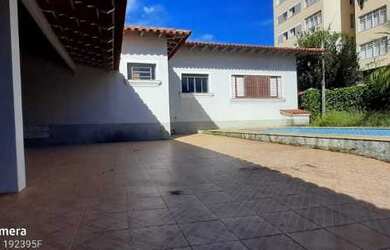 Imagem: A casa possui 5 Dormitórios, 1 Banheiro, 5 Vagas na garagem