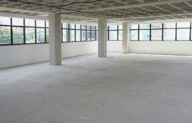 Imagem: O depósito possui 5 Vagas na garagem, 392m² de Área e está