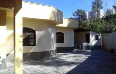 Imagem: A casa possui 2 Dormitórios, 3 Banheiros, 2 Vagas na garagem