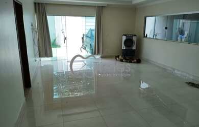 Imagem: A casa possui 5 Dormitórios, 4 Banheiros, 4 Vagas na garagem